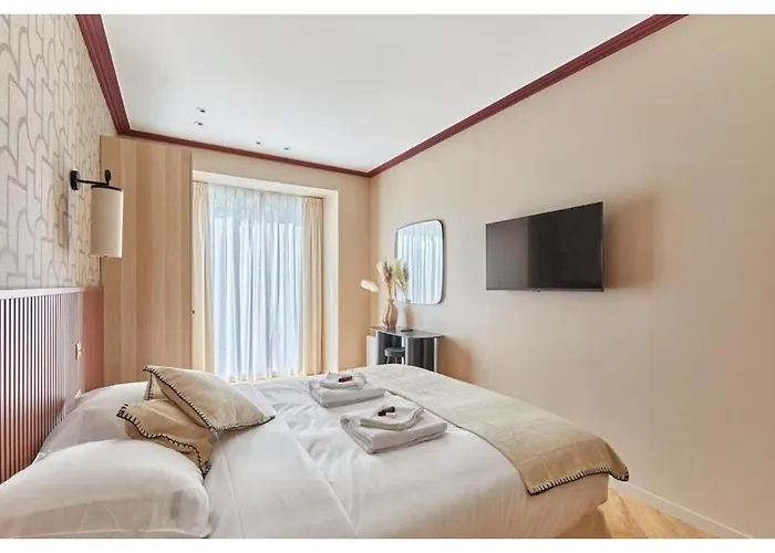 Incredible Ac 3 Bedrooms Center Of By Prestige Paříž