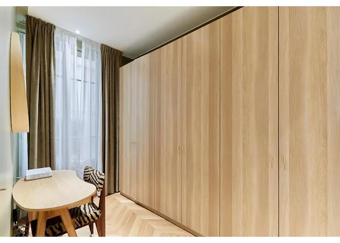 Incredible Ac 3 Bedrooms Center Of By Prestige Paříž